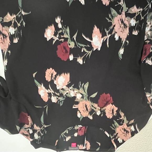 Vince Camuto Black Floral Windswept Bell Sleeve
Blouse Top - Size XL - Picture 6 of 8